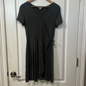 Rolla Costa sz M gray V-neck tye waist short sleeve dress